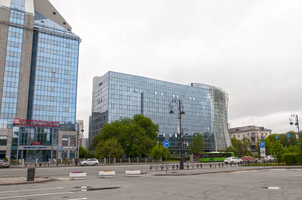 Tyumen Rússia Maio 2020 Edifícios Modernos Escritórios Rua Central Tyumen — Fotografia de Stock