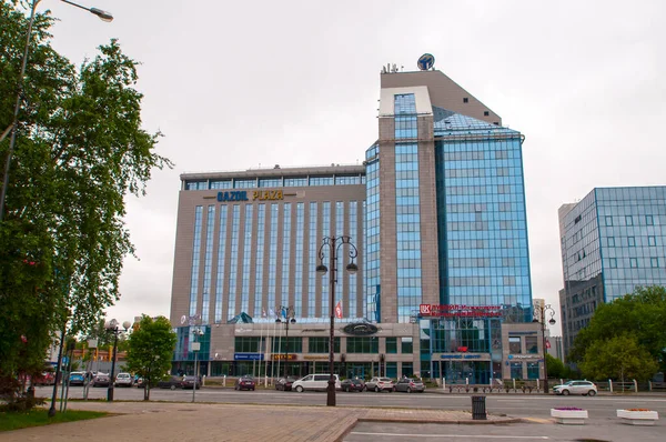 Tyumen Rusia Mayo 2020 Modernos Edificios Oficinas Calle Central Tyumen —  Fotos de Stock