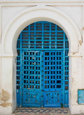 Mavi geleneksel kapı kemer ile