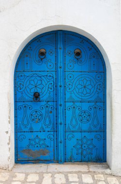 Mavi geleneksel kapı kemer ile