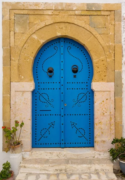 Porta tradicional azul com arco — Fotografia de Stock