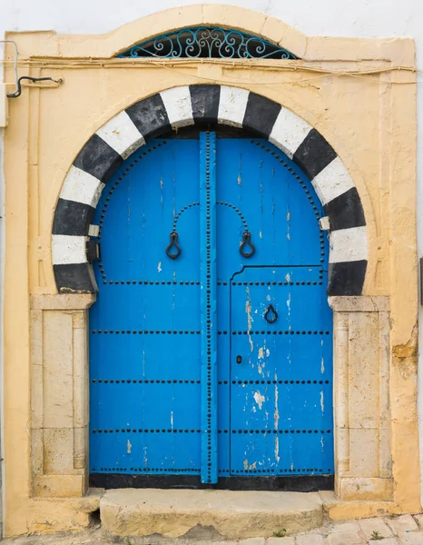 Blauwe traditionele deur met boog — Stockfoto