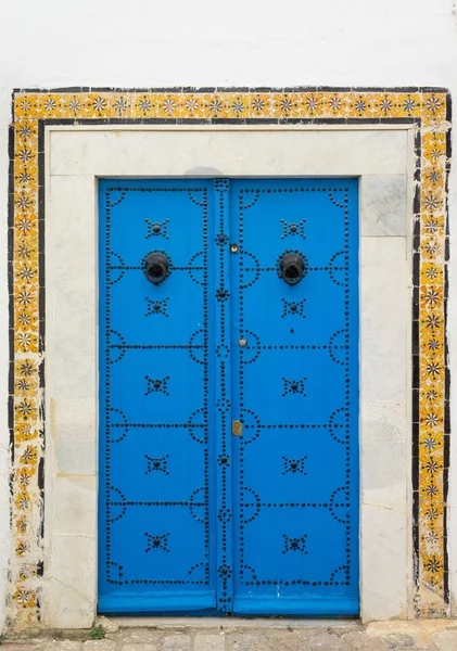 Μπλε παραδοσιακή πόρτα με αψίδα — Φωτογραφία Αρχείου