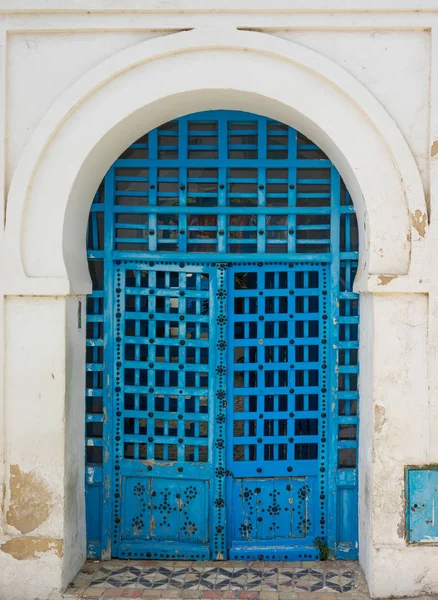 Puerta azul tradicional con arco — Foto de Stock