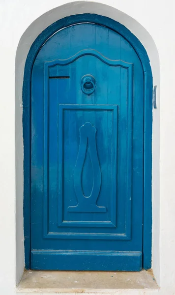 Blauwe traditionele deur met boog — Stockfoto