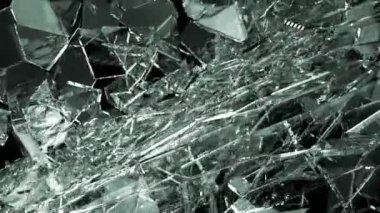 Ağır çekimde tahribe Shattered cam parçaları. Alfa mat