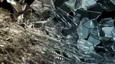 Cam çatlak ve yavaş hareket ile paramparça. Alfa