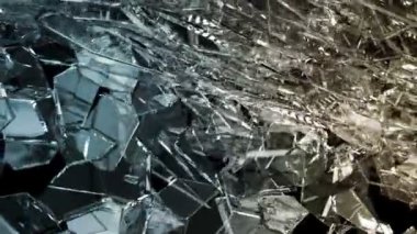 Cam çatlak ve yavaş hareket ile paramparça. Alfa