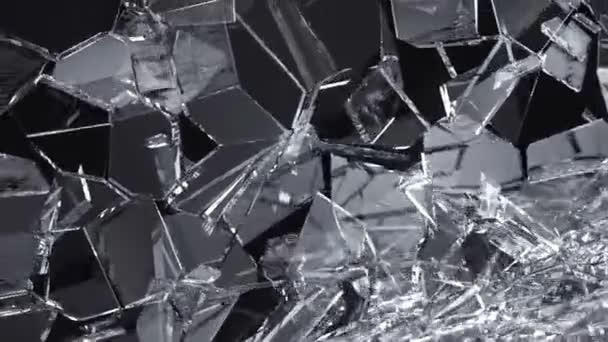 Morceaux de verre brisé détruit au ralenti. Alpha mat 