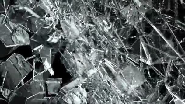 Cristales rotos desolidos en cámara lenta. Alfa mate — Vídeo de stock