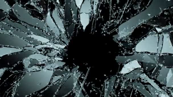 Разбитое и разбитое черное стекло — стоковое видео