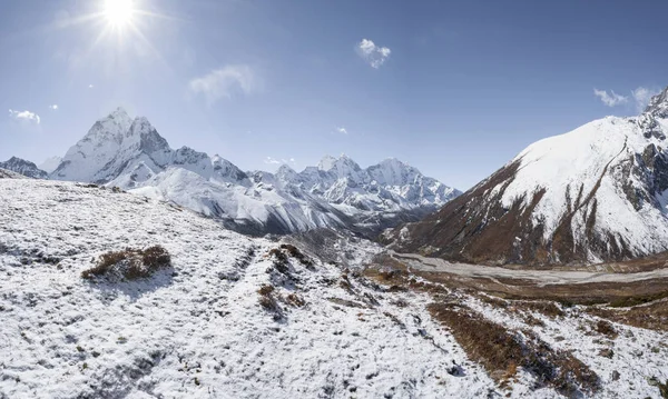Caminata al campamento base del Everest en Himalaya — Foto de Stock