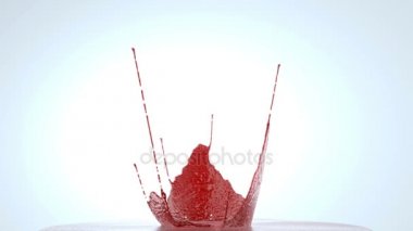 Splash kırmızı sıvı yüzeyinin