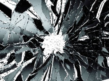 Beyaz arka plan üzerinde parçalanmış cam 