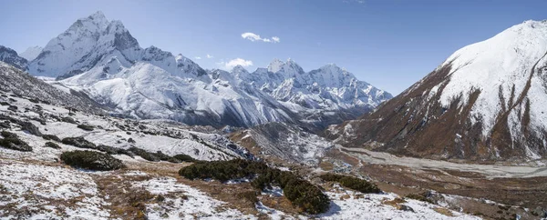 Ama Dablam tepe veya Zirvesi ve Everest ana kampı trek