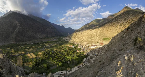 Marpha vesnice a jablko zahrady v Mustang — Stock fotografie