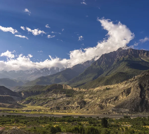 Nilgiri and Tilicho Himal view on the way to Jomsom in Mustang — Stock Photo, Image