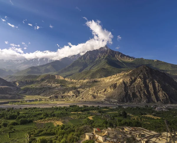 Nilgiri a Tilicho Himal pohled na cestě do Jomsom v Mustang — Stock fotografie