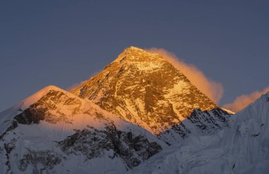 Everest Zirvesi veya zirvesinde gündoğumu veya günbatımı