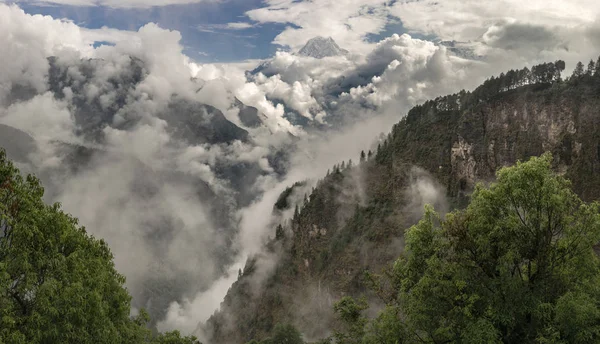 De top van de Nilgiri en bewolkt Himalaya — Stockfoto