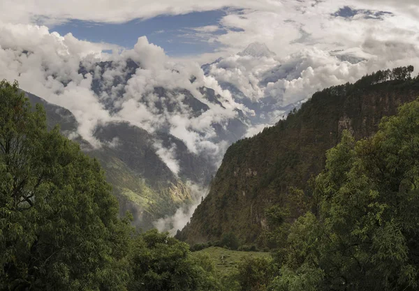 Cúpula de Nilgiri e Himalaias nublados — Fotografia de Stock