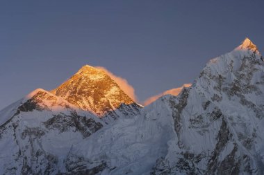 Everest ve Nuptse zirveleri gündoğumu veya günbatımı