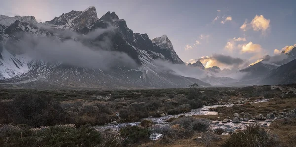 Pheriche valley with Taboche and cholatse peaks — Stock Photo, Image