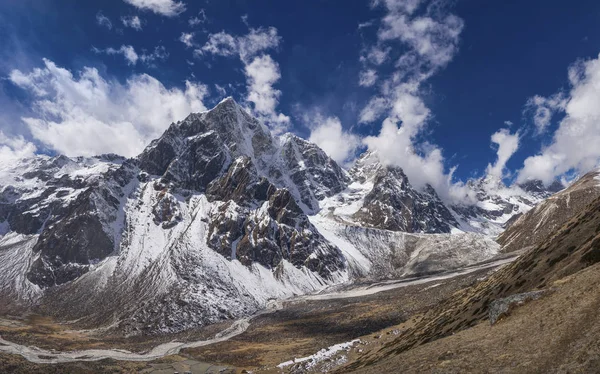 Pheriche valley with Taboche and cholatse peaks — Stock Photo, Image