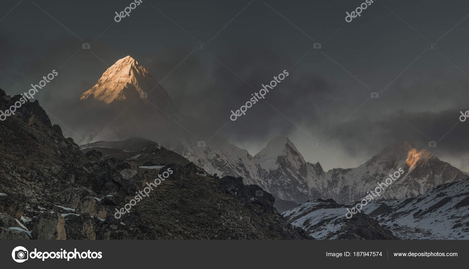 Pumori 山顶或山顶在日落或日出珠穆朗玛峰大本营徒步旅行尼泊尔旅游——图库图片© Arsgera #187947574, image size:1600x920