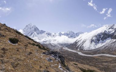 Ama Dablam Zirvesi ve Pheriche Vadisi. Everest ana kampı trek Himalayalar'da, Nepal