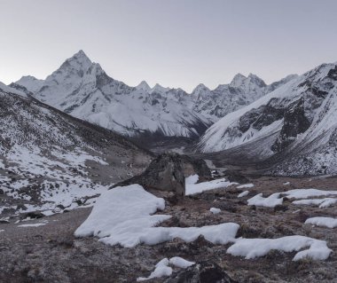 Ama Dablam Zirvesi ve Pheriche Vadisi. Everest ana kampı trek Himalayalar'da, Nepal