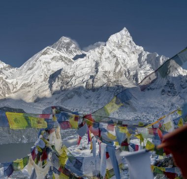Zirve Everest ve Nuptse. Renkli Budist bayrakları. Everest ana kampı trek, Nepal'da turizm