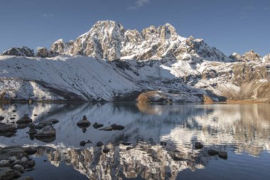 Gokyo Gölü ve Himalaya zirveleri. Nepal'de trekking