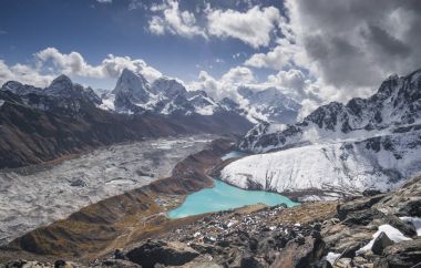 Gokyo Köyü ve göl, Cholatse ve Ngozumpa buzul Gokyo RI Zirvesi üzerinden