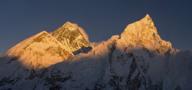 Everest ve Nuptse zirveleri gündoğumu veya günbatımı. Everest ana kampı trek, Nepal'da turizm