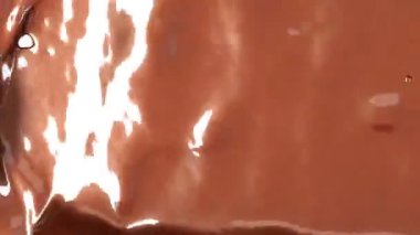 Sıcak çikolata veya kakao içecek yavaş hareket akışı ve su sıçramalarına, Alfa