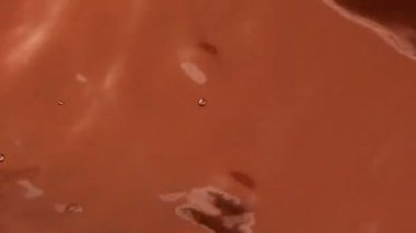 Sıcak çikolata veya kakao içecek yavaş hareket akışı ve su sıçramalarına, Alfa