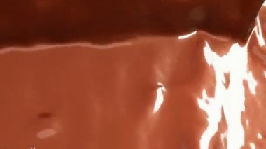 Sıcak çikolata veya kakao içecek yavaş hareket akışı ve su sıçramalarına, Alfa