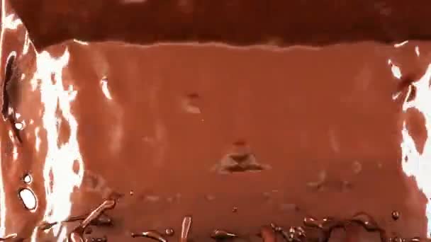 Horký Čokoládový Nebo Kakaový Nápoj Zpomalený Tok Postřikům Alfa — Stock video
