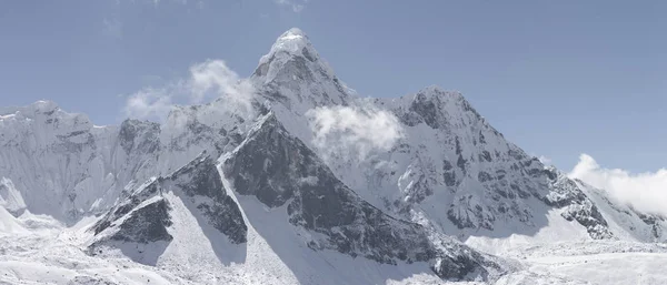 Ama dablam zirvesi Himalayaların — Stok fotoğraf