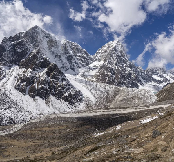 Taboche en Cholatse topconferenties over Pheriche vallei in de Himalaya. — Stockfoto
