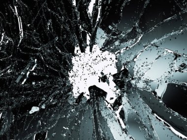 Beyaz üzerine parçalanmış veya kırık cam parçaları