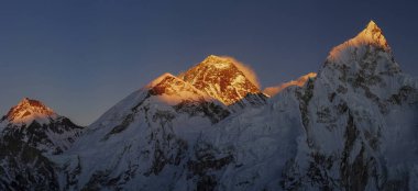 Everest ve Nuptse zirveleri gündoğumu veya günbatımı
