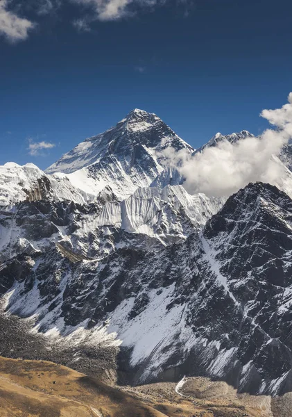 Саммит Эвереста с вершины Гокио Ри в Гималаях — стоковое фото