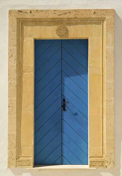 Oude blauwe deur met boog uit Tunesië — Stockfoto