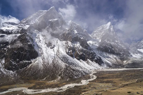 Pheriche 谷与 Taboche 和 cholatse 山顶在尼泊尔 — 图库照片
