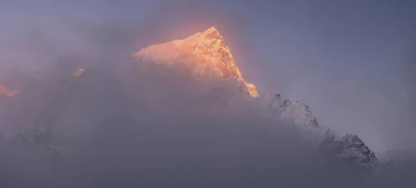 Nuptse och Everest toppmöten på solnedgång eller soluppgång — Stockfoto