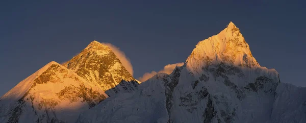 Σύνοδοι κορυφής Everest και Nuptse στο ηλιοβασίλεμα ή sunrise — Φωτογραφία Αρχείου