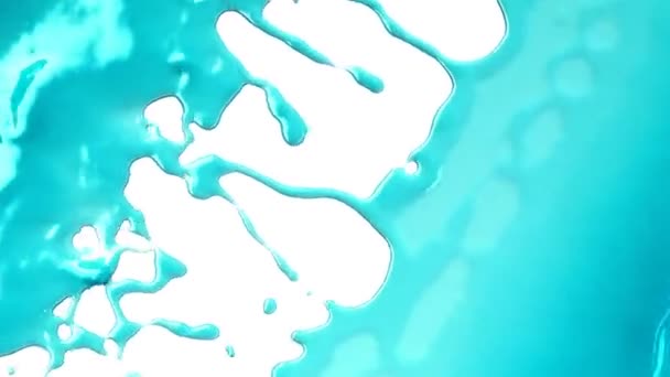 Поток Голубой Жидкости Белом Фоне — стоковое видео