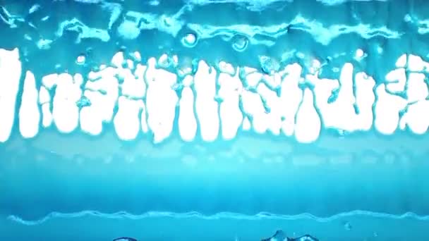 Liquide Bleu Coulant Sur Fond Blanc — Video